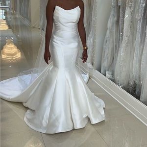 Brand New Allure Bridals Wedding Dress, tags included as well as crystal button